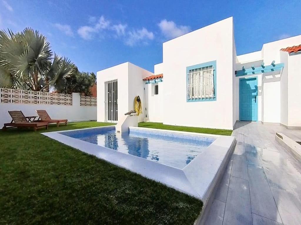 Villa met zwembad en privétoegang tot het strand