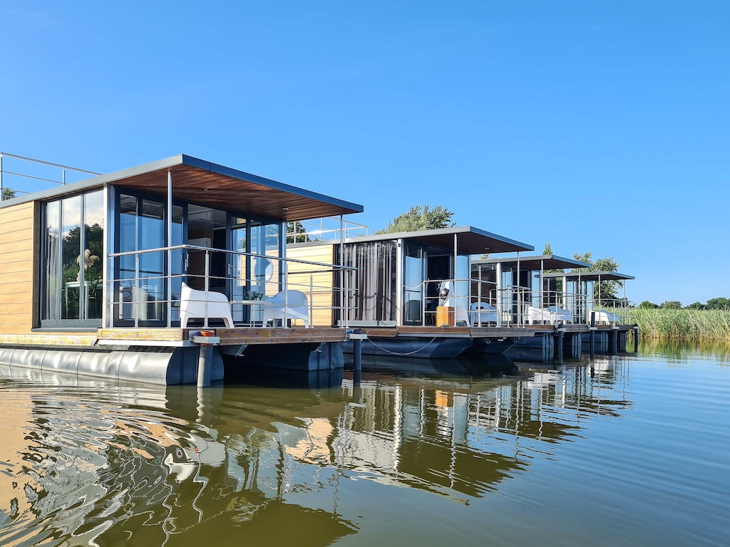 Woonboot in Łazy bij Jamno-meer en zee
