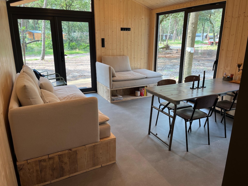 Op de natuur geïnspireerde schuilplaats in Haarle
