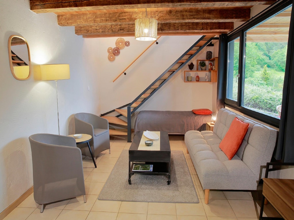Cottage aan het water met vijver