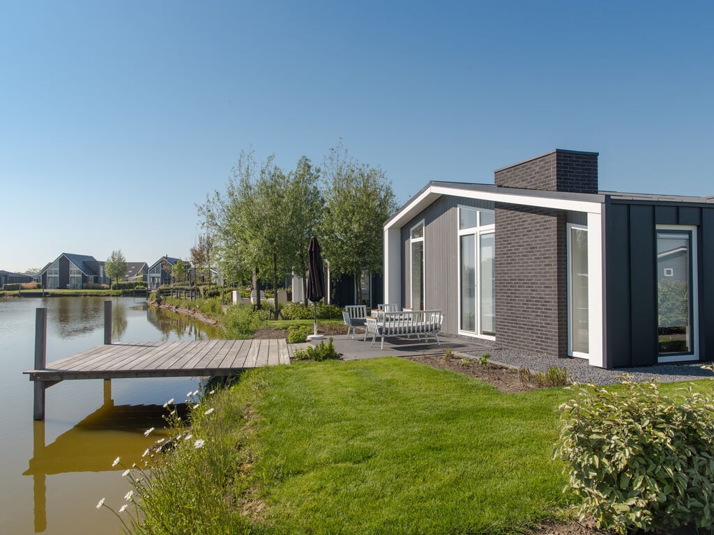 Chalet mit Haus in einem Ferienpark in Zeeland