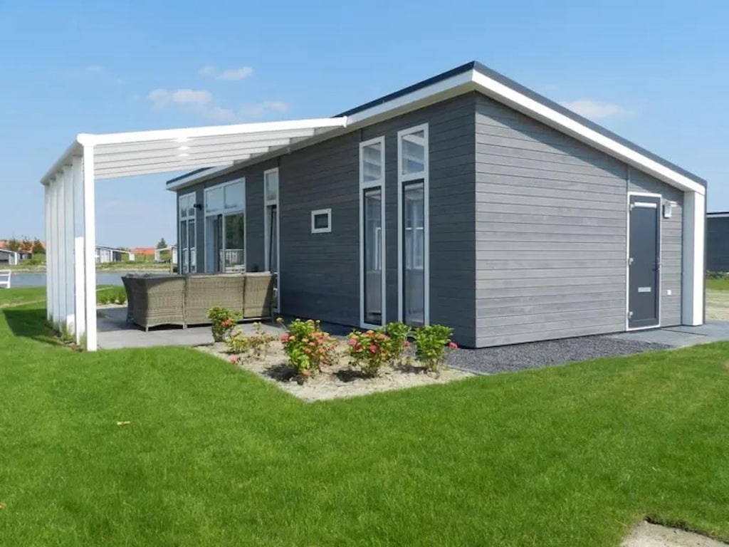 Huis aan het meer in Zeeland