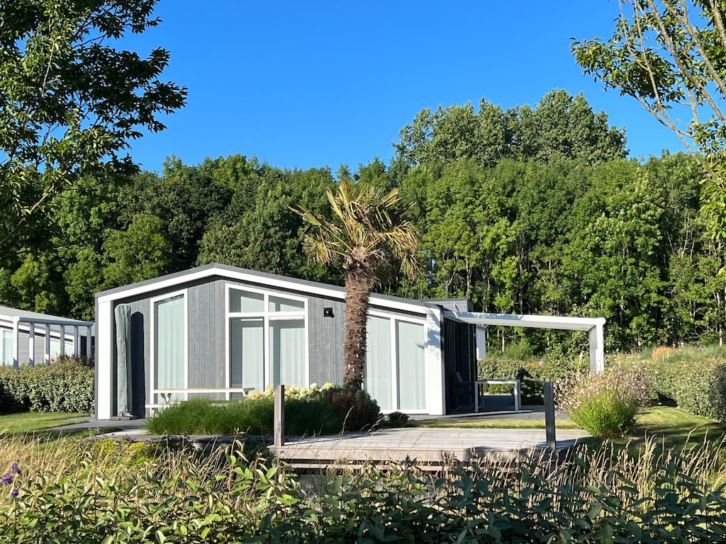 Modernes Chalet mit dekorativem Kamin in Zeeland