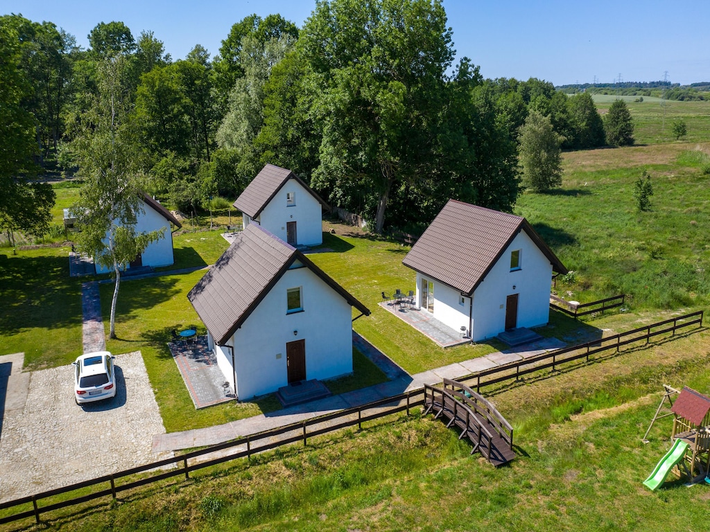 Backsteinhaus nahe Ostsee und Windmühle