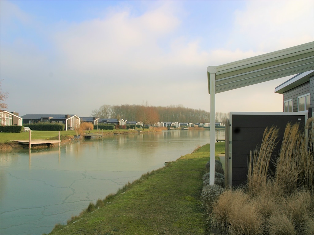 Schönes Ferienhaus mit dekorativem Kamin am Wasser