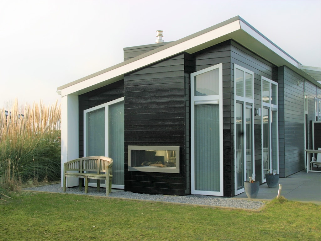 Mooi vakantiehuis met sfeerhaard, aan het water
