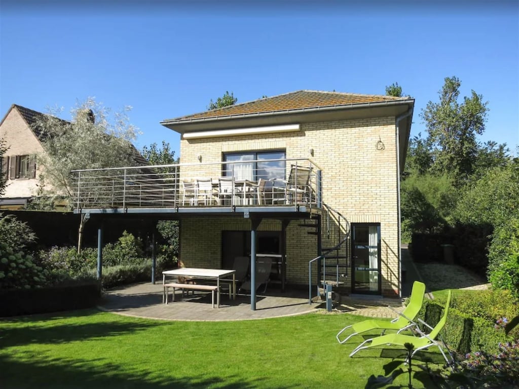 Ruime villa aan de duinen gelegen