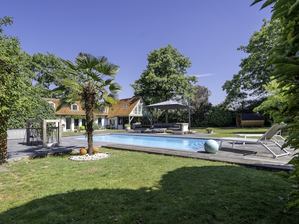 Ein charmantes Ferienhaus mit Swimmingpool.