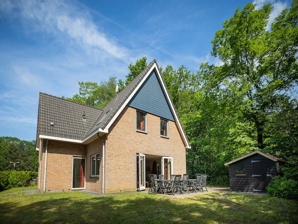 Ruime bungalow in het bos met sauna