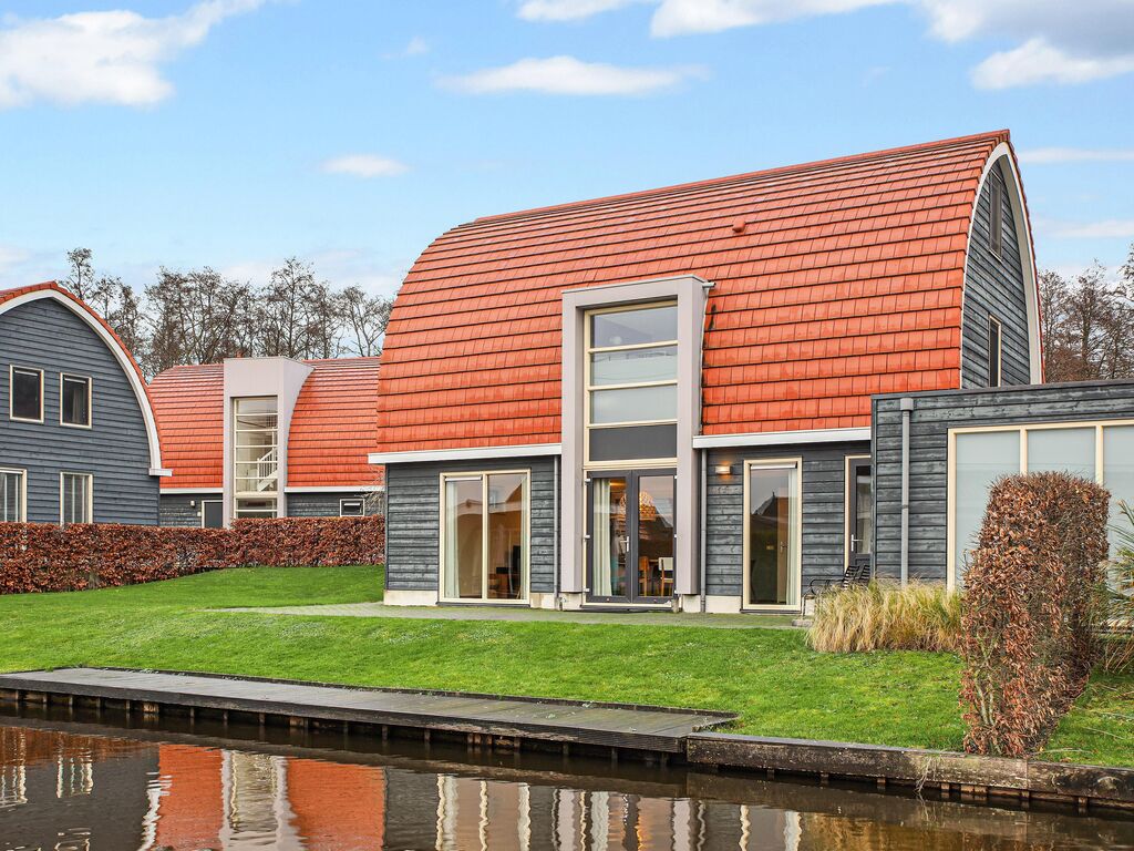 Ferienhaus mit Sauna, direkt am Wasser gelegen