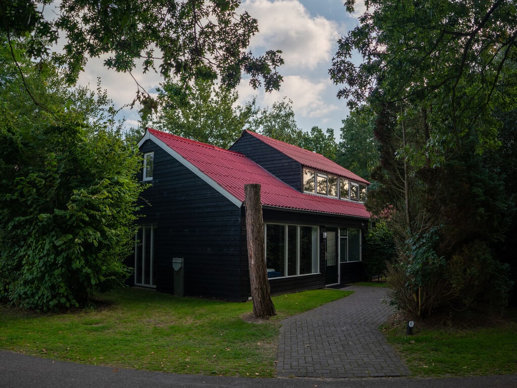 Rollstuhlgerechtes Haus, in einem bewaldeten Park