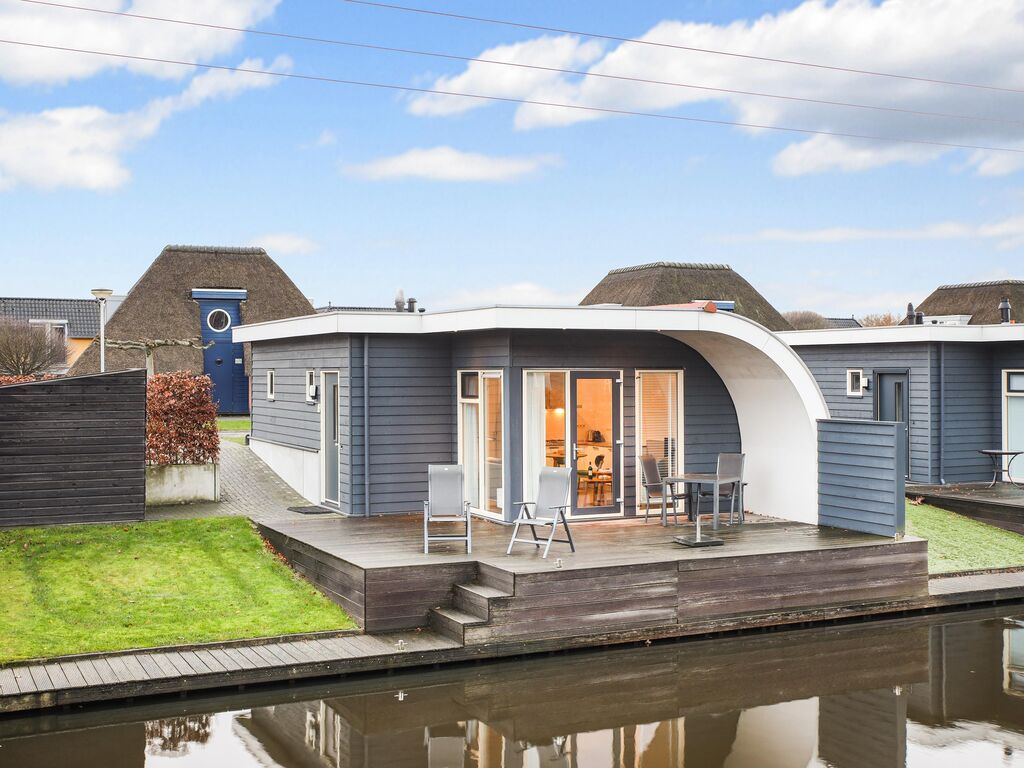 Bungalow mit Sauna und Whirlpool, in einem Park