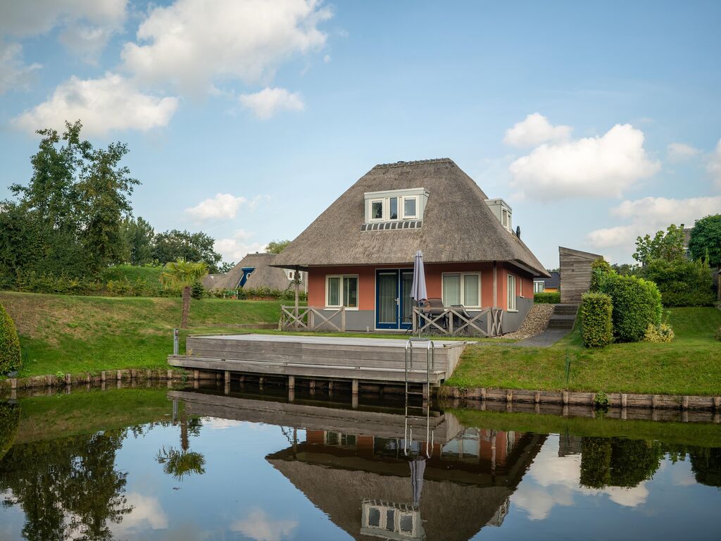 Komfortables Haus am Wasser, in einem Ferienpark