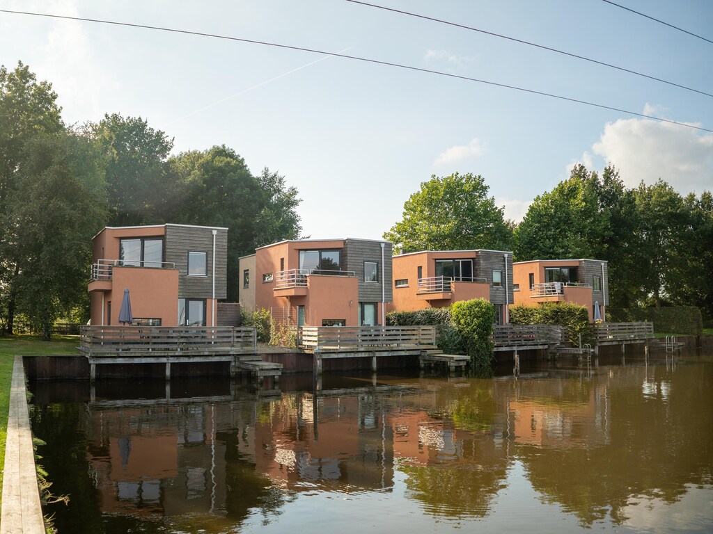 Huis met wasmachine, bij het Zuidlaardermeer