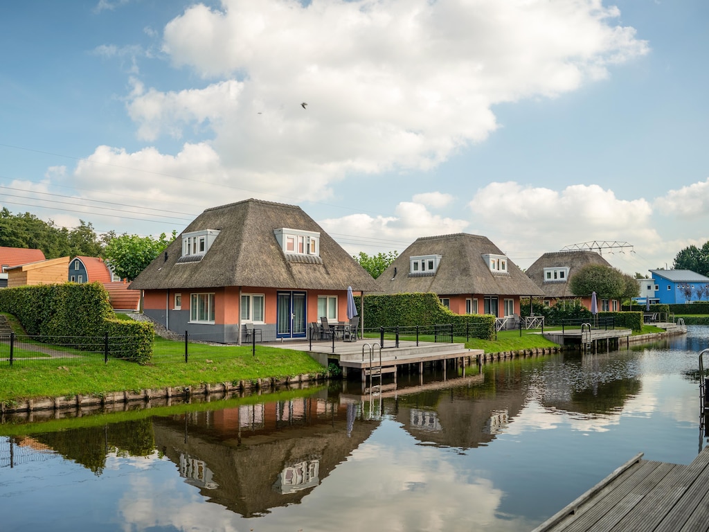 Huis met wasmachine, bij het Zuidlaardermeer