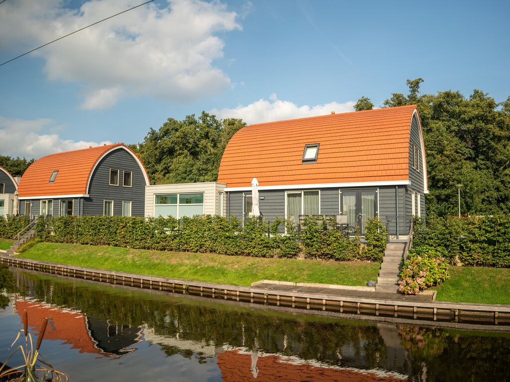 Haus mit Schwimmbad und Sauna, am Wasser gelegen