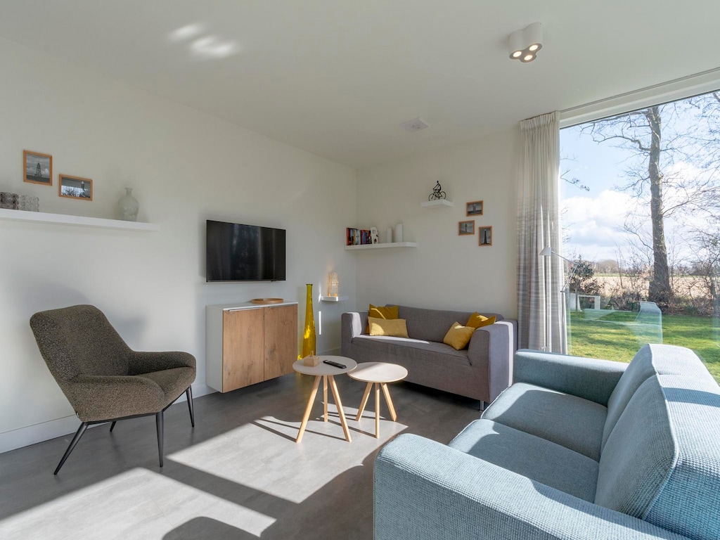 Bungalow bij strand en bollenvelden