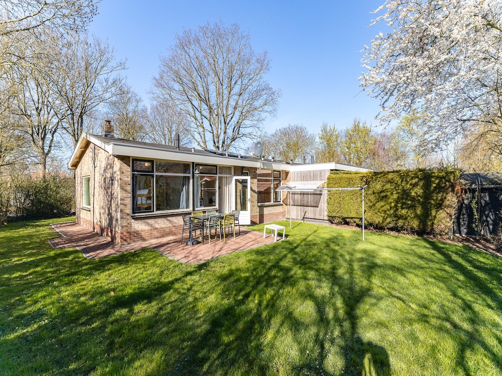 Bungalow bij strand met tuin