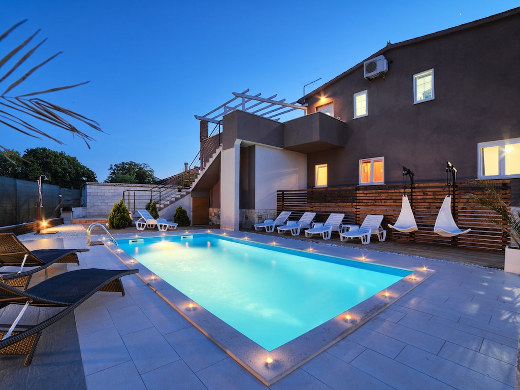 Villa Nikolina, 2 km strand