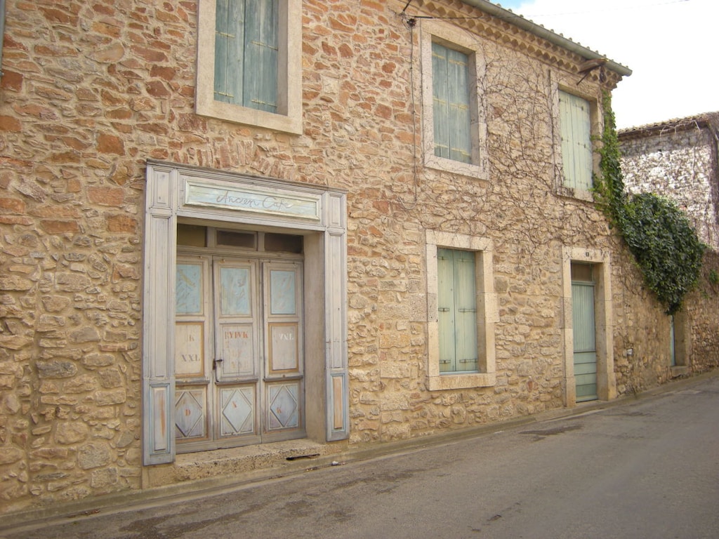 "Ancien Cafe" met dakterras en balkon