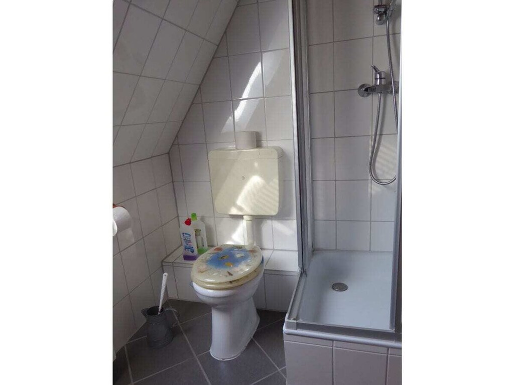   76982