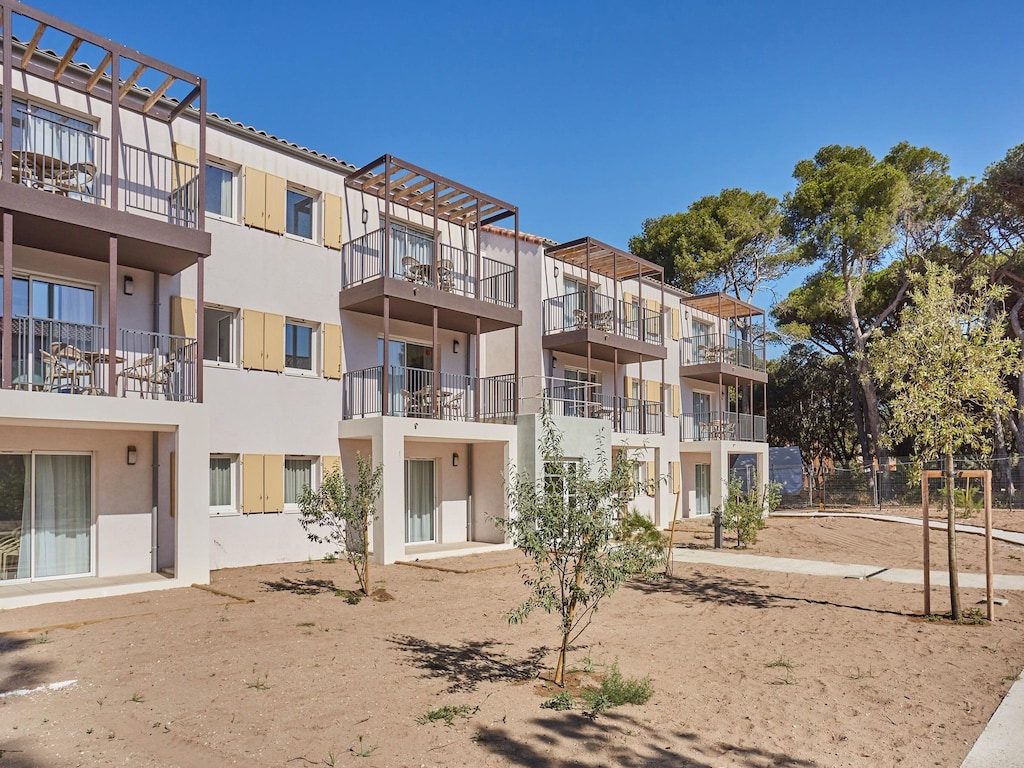 Appartement in Giens met Zwembad en Strand