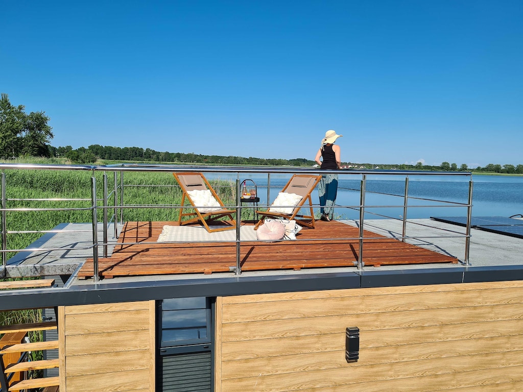 Woonboot in Łazy bij Jamno-meer