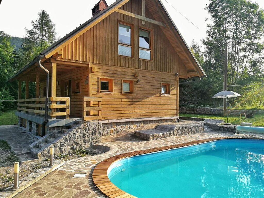 Mooi berghuis met verwarmd zwembad