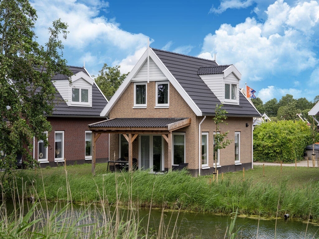 Neues Ferienhaus mit Sauna am Wasser