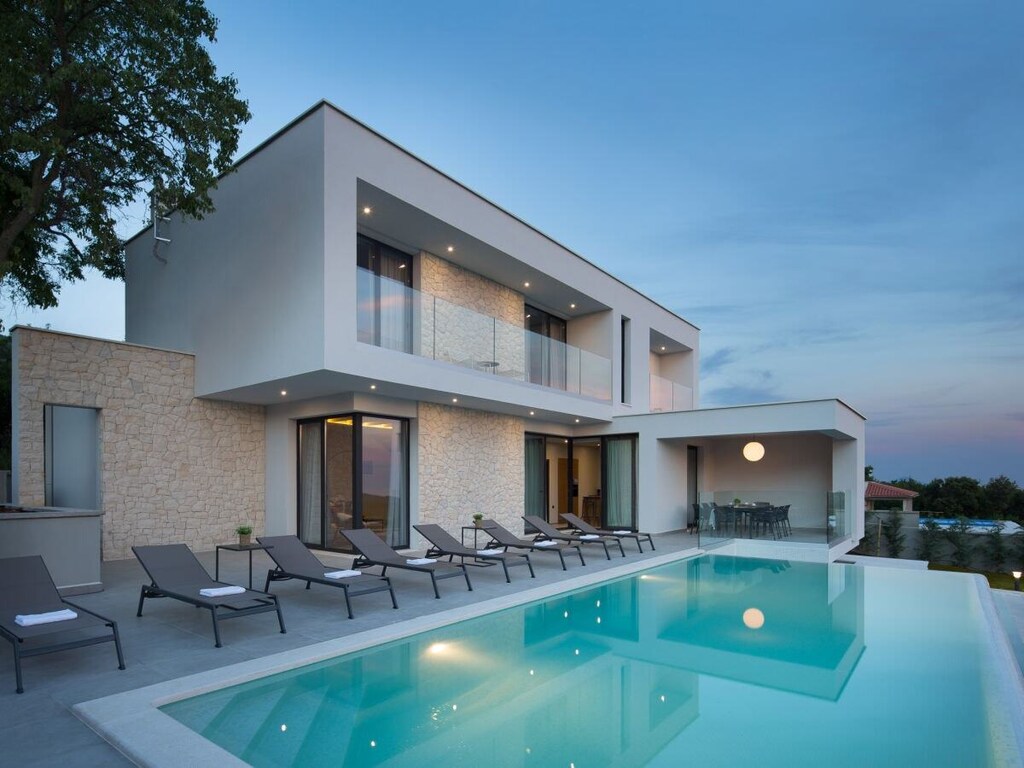 Villa in Labi mit Schwimmbecken