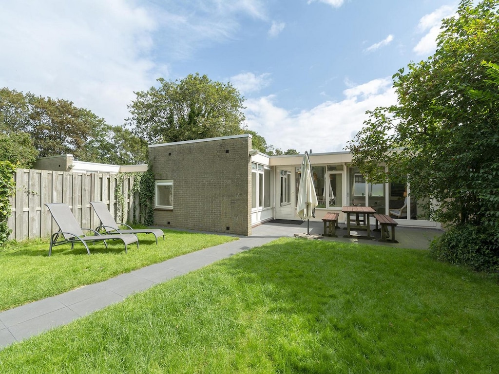 Schöner Bungalow im grünen Park mit Innenhof