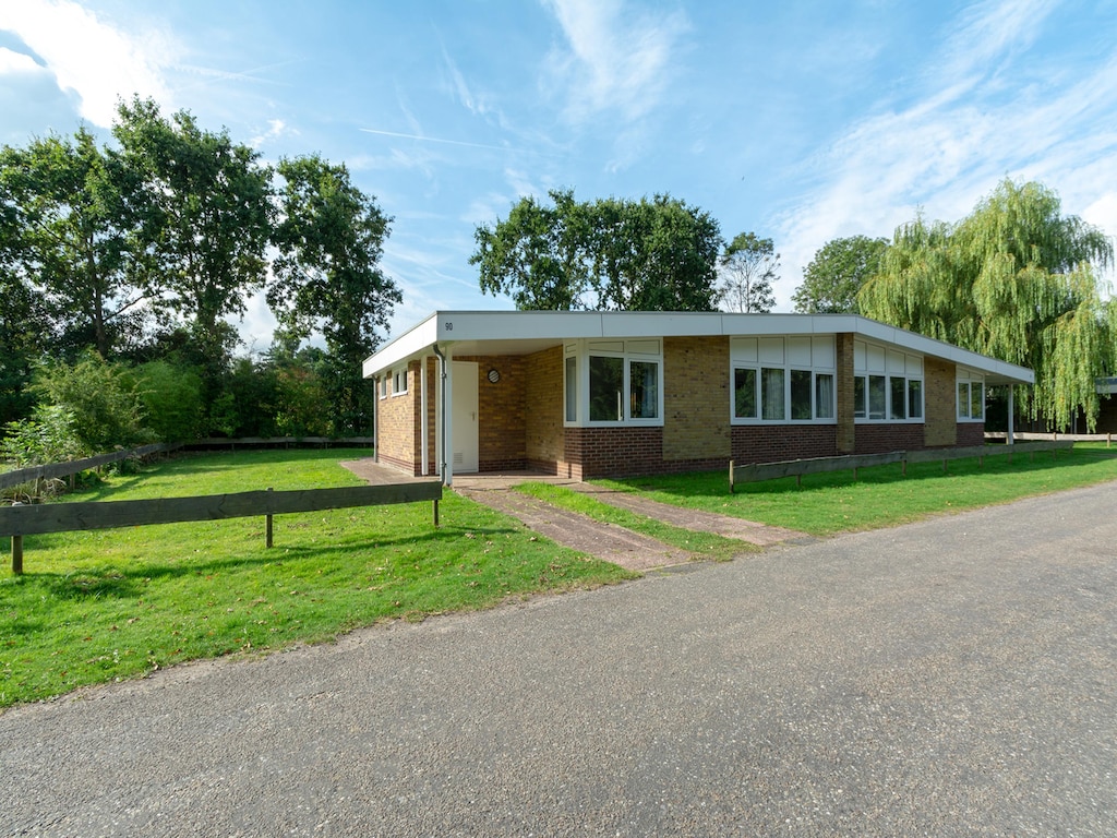 Stijlvolle bungalow aan het strand met terras