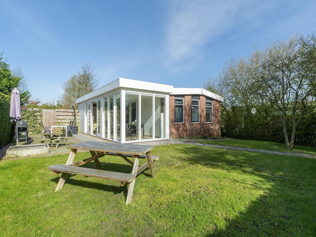 Elegante bungalow met sauna en tuin