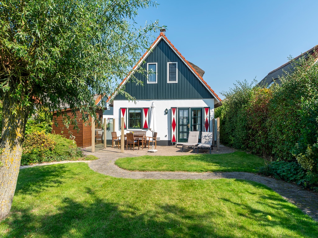 Luxe villa aan het water met tuin