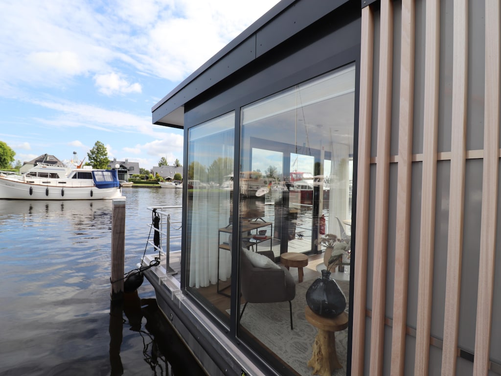 Woonboot in Lemmer met Havenzicht