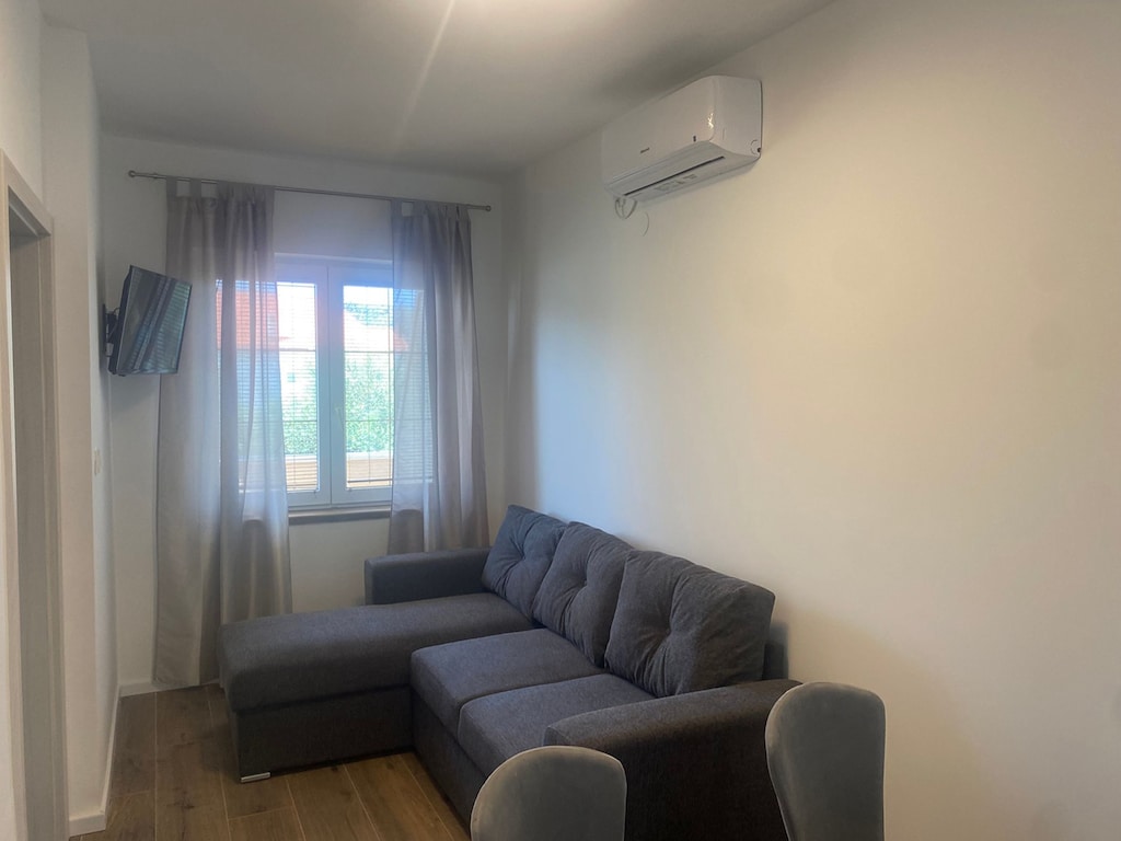 Apartments Danijela & Vlado - Two Bedroom Apartment with Balcony and Garden View