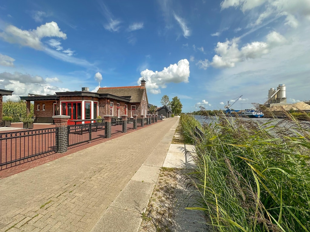 Freistehendes Haus am Kanal in Friesland