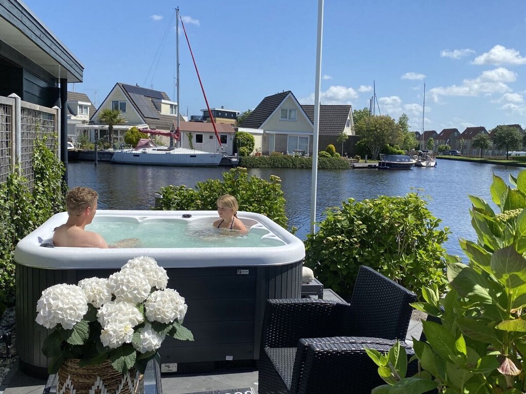 aan het water met whirlpool