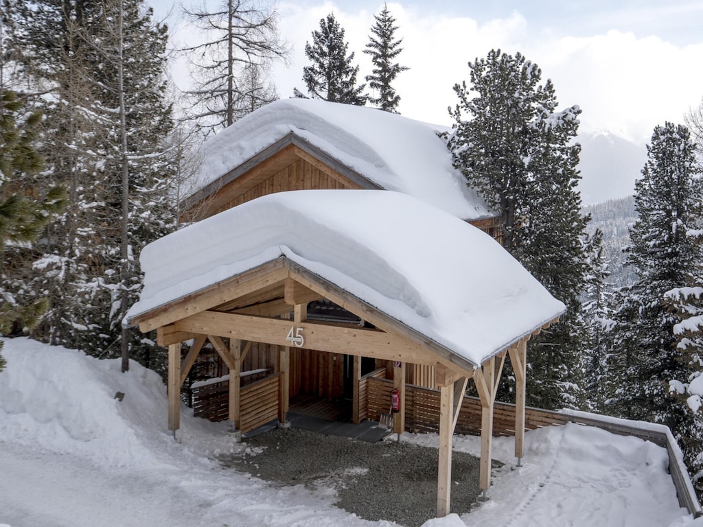 Lush chalet with indoor hot tub