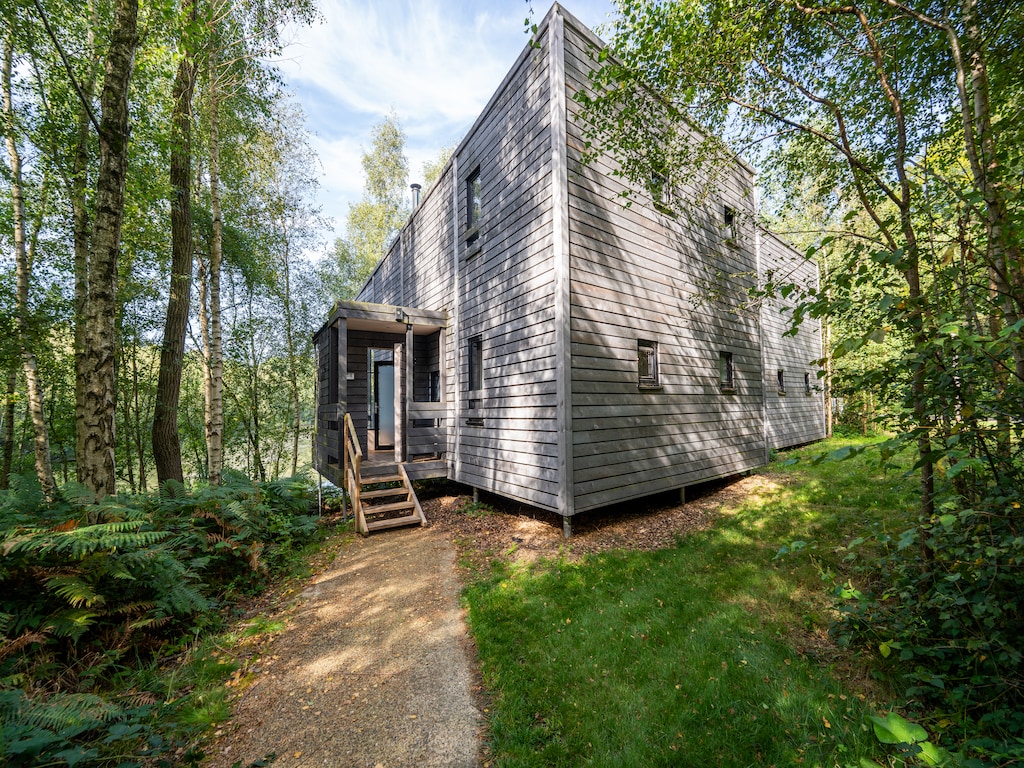 Huis aan het meer in de natuur van Belvilla