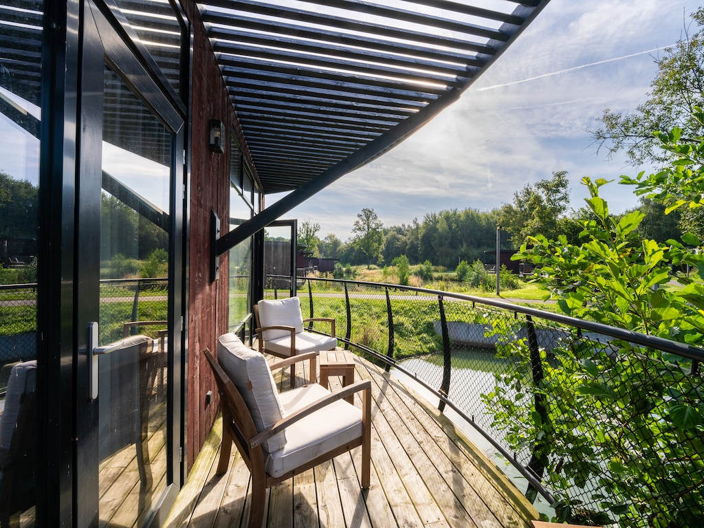 Moderne bungalow in de natuur van Belvilla