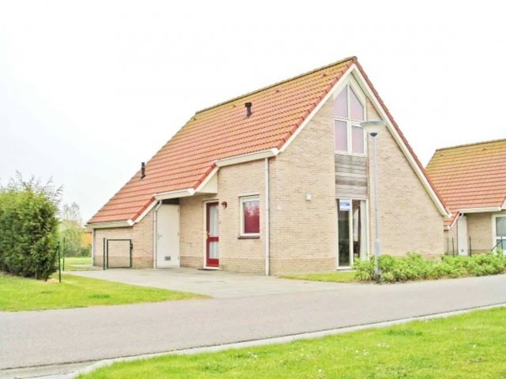 Bungalow aan het water vlakbij het strand