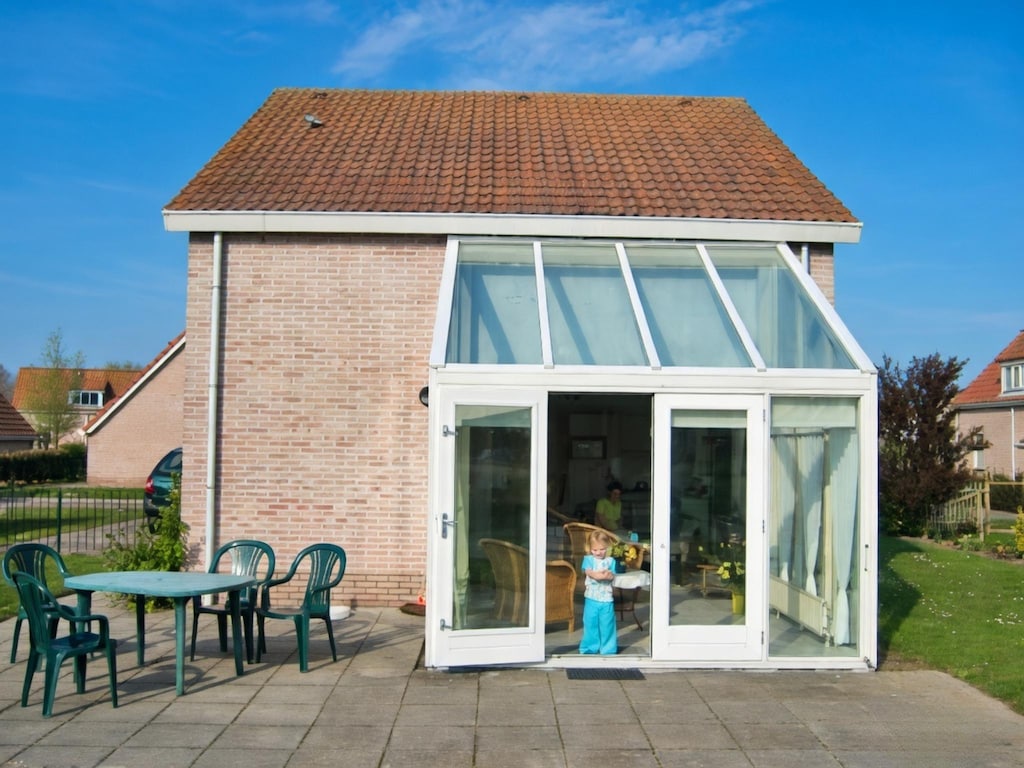 Bungalow in Breskens bij Strand en Zwembad
