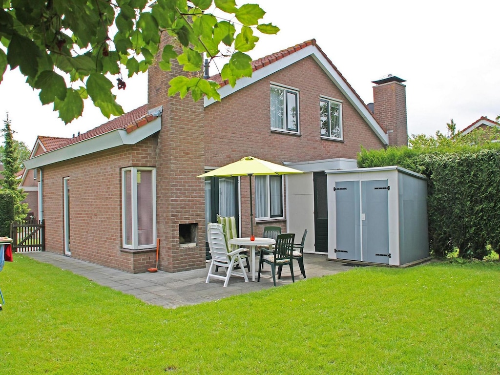 Gemütliches Ferienhaus in Breskens, Zeeland: 76 m², 3 Schlafzimmer, Kamin, eingezäunter Garten, haustierfreundlich, in Strandnähe.