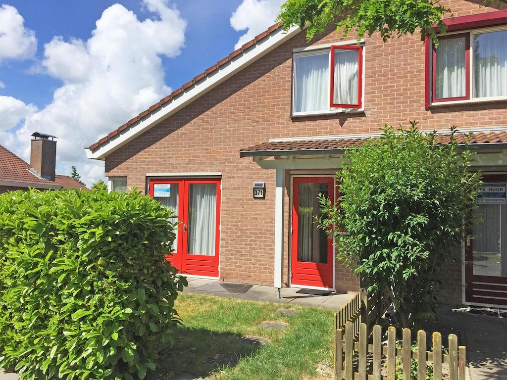 Gemütliches Ferienhaus in Breskens, Zeeland, nur einen kurzen Spaziergang vom Strand entfernt, mit Garten und Terrasse.