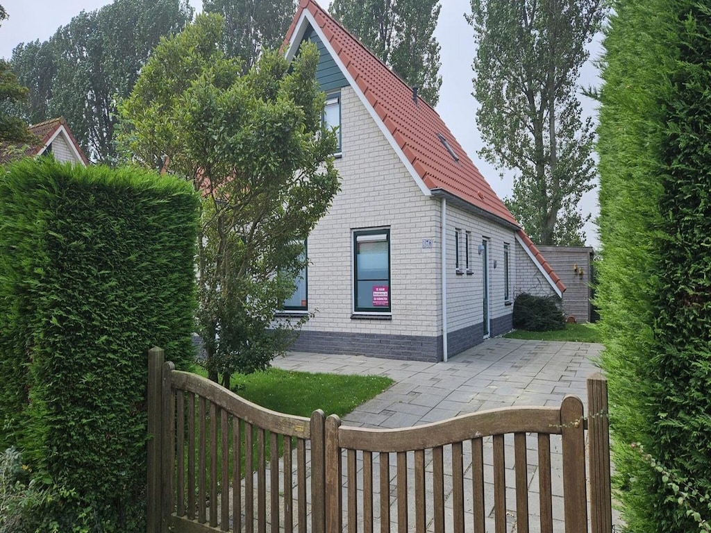 Modernes Ferienhaus in Breskens mit Sauna im Bad, eingezäuntem Garten und Strand in wenigen Minuten erreichbar.