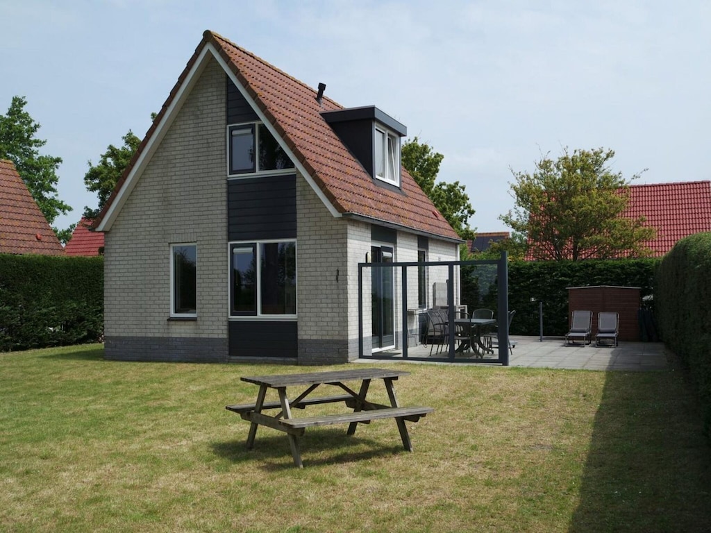 Modernes Ferienhaus in Breskens für 6 Personen, mit Blick auf Waterdunen und Strand in der Nähe.