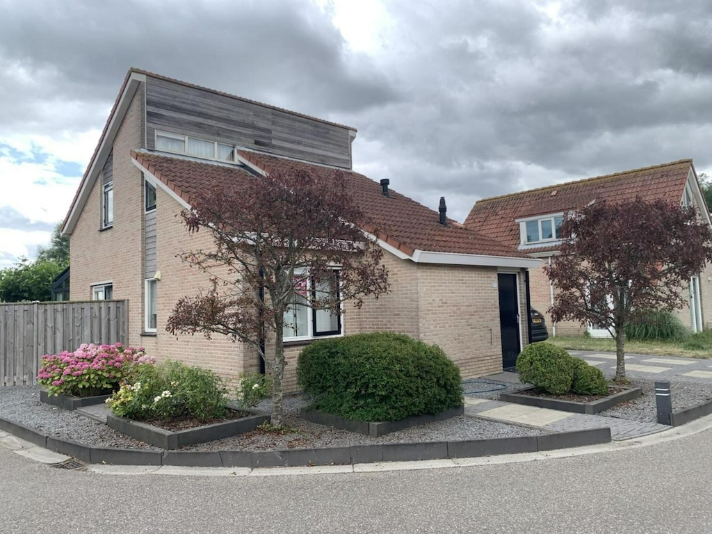 Ruime bungalow nabij water