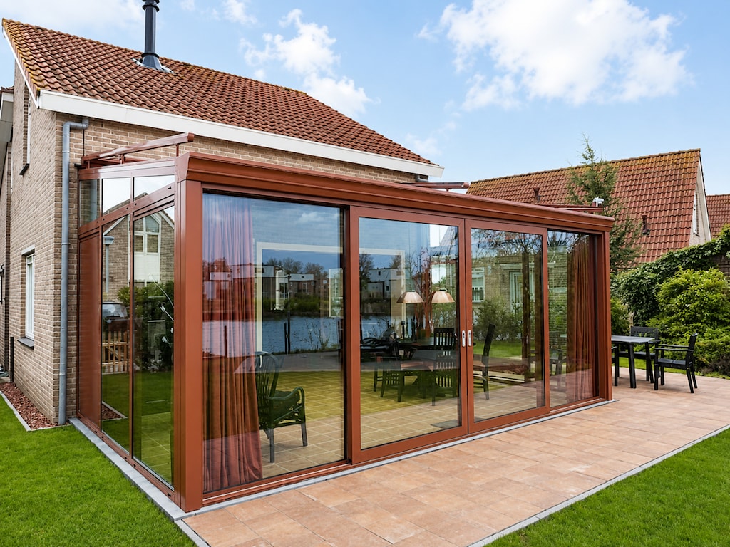 Geräumiger Bungalow in Breskens, Zeeland, für 8 Personen, mit Wintergarten, Holzofen und Terrasse mit Wasserblick.