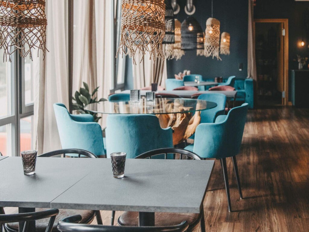 Uitnodigende hotelkamer met gratis ontbijt